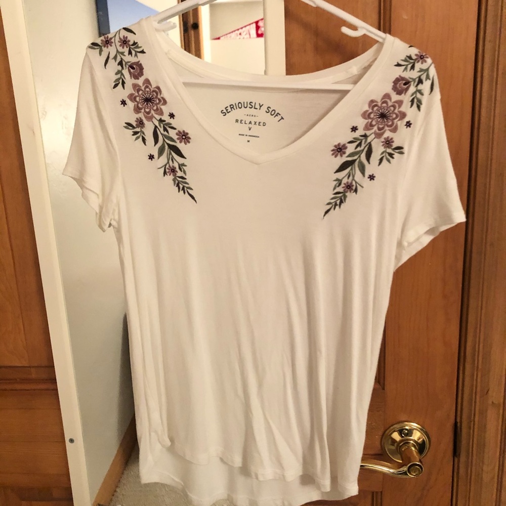 PRETTY AMERICAN EAGLE FLORAL V NECK